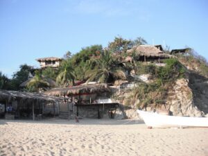 Qué servicios ofrece Posada Inn Los Jacalitos en Mazunte 30 fachada alegre posada inn mazunte playa
