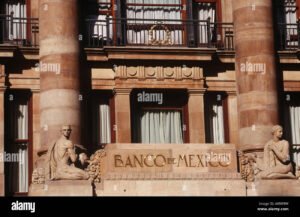 Qué bancos están protegidos por el IPAB en México 16 fachada de banco mexicano con bandera nacional