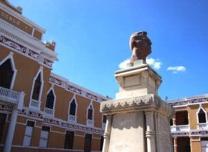 fachada historica casa del pueblo leon gto