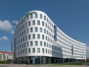 fachada moderna hotel holiday inn express