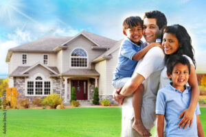 familia feliz frente a casa nueva