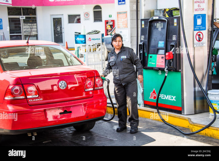 Qué es el Servicio Gasolinero Grupo Futuro y cómo funciona con PEMEX 2 gasolinero atendiendo vehiculo en estacion pemex