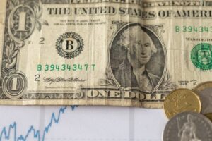 grafico de bolsa con billetes y monedas