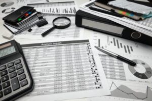 graficos financieros y documentos contables sobre mesa