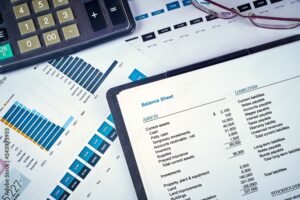 hoja de balance financiero con calculadora