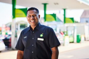 Quién es Rodolfo Márquez y es dueño de Gasolineras Total 13 hombre de negocios sonriente en gasolinera total