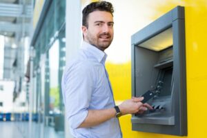 hombre retirando dinero efectivo cajero automatico
