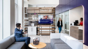 interior moderno de banco mexicano con clientes