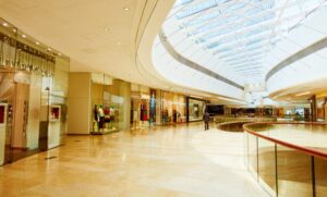 interior moderno de centro comercial con tiendas