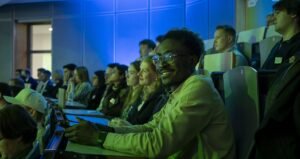 joven presentando documentos en oficina gobierno