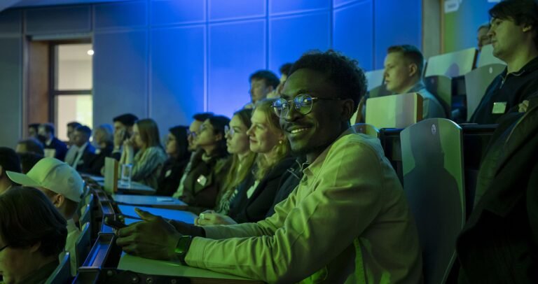 joven presentando documentos en oficina gobierno