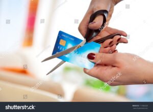 Cómo Cancelar Un Cargo Domiciliado Fácilmente y Sin Problemas 16 mano cortando una tarjeta de credito