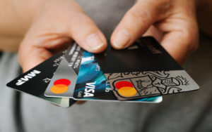 mano eligiendo tarjeta de debito variedad