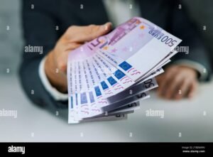 Cuál Es El Mejor Lugar Para Pedir Un Préstamo Seguro Y Rápido 16 mano entregando dinero en prestamo rapido