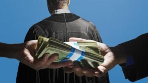 Cuáles Son Las Mejores Opciones De Préstamos Sin Aval Y Sin Buró 14 mano entregando dinero sin contratos visibles