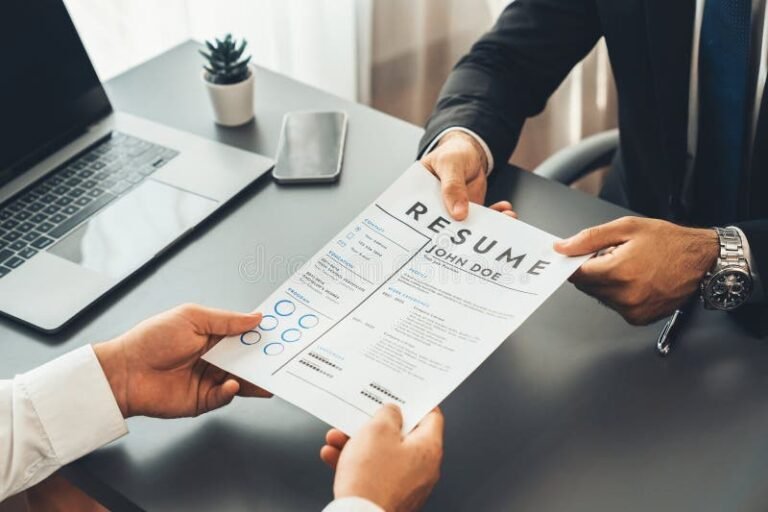 Cómo Hacer un Curriculum Vitae con Firma Autógrafa de Forma Correcta 2 mano firmando papel de curriculum vitae