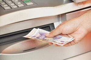 mano sacando dinero de cajero automatico