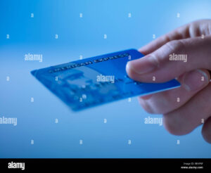 mano sosteniendo tarjeta american express azul