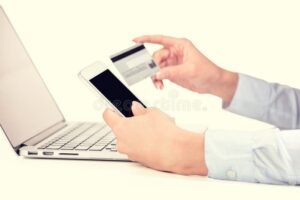 Qué Hacer Si Se Te Pierde La Tarjeta De Crédito Rápidamente 25 mano sosteniendo tarjeta de credito perdida