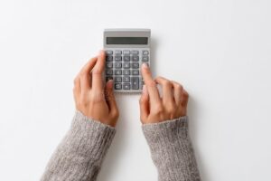 manos calculando en calculadora financiera