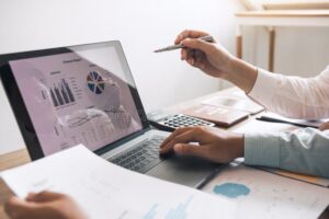 manos comparando documentos financieros en escritorio