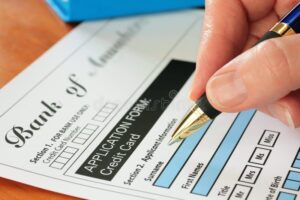 manos con formulario y boligrafo bancario