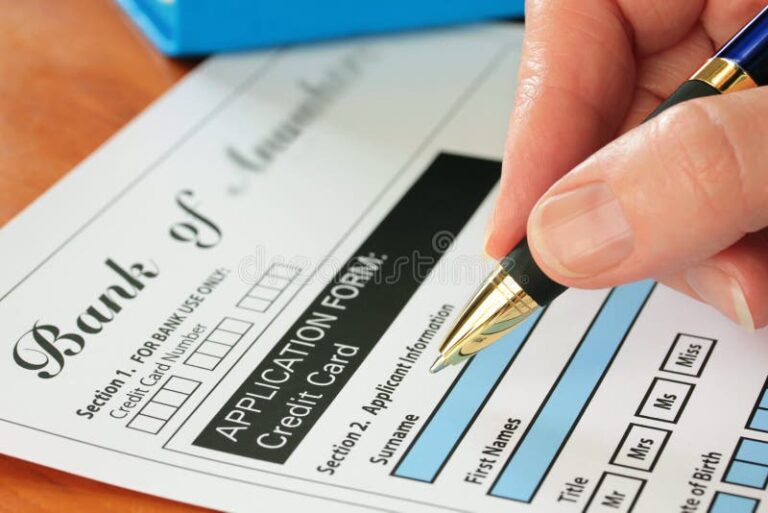 manos con formulario y boligrafo bancario