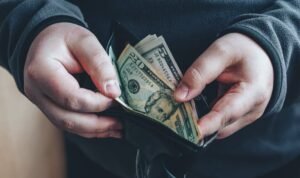 Qué significa "por cobrar" en BBVA y cómo afecta tu saldo 33 manos contando billetes con cartera abierta