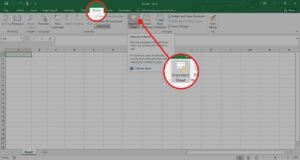 manos desbloqueando archivo excel en computadora