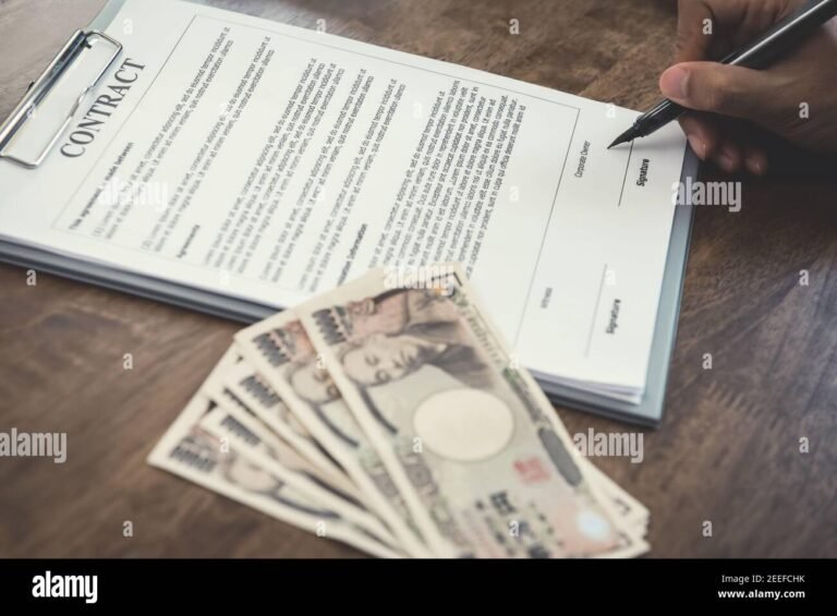 manos entregando billetes con contrato firmado