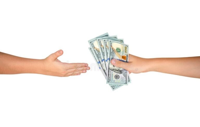 manos entregando billetes de dinero efectivo