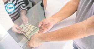 manos entregando dinero a mexico gobierno