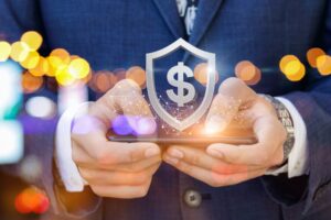 manos entregando dinero digitalmente segura