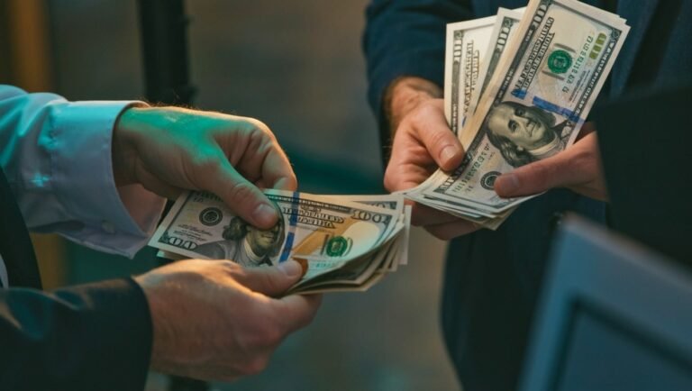 manos entregando dinero en efectivo rapidamente