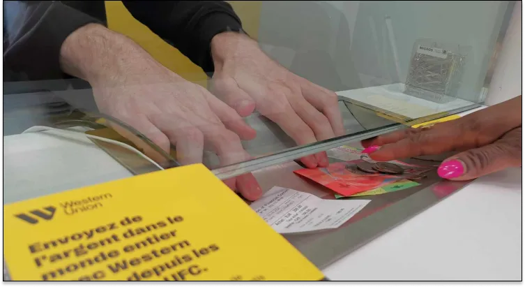 manos entregando dinero en oficina western union