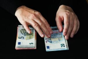 Cuánto Dinero Te Puede Prestar Un Banco Según Tu Perfil Financiero 30 manos entregando dinero y perfil financiero visual