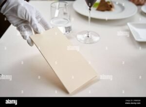 Por qué es importante gestionar correctamente las cuentas por cobrar 36 manos entregando factura a cliente feliz