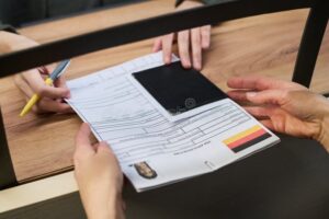 manos entregando pasaporte en oficina oficial