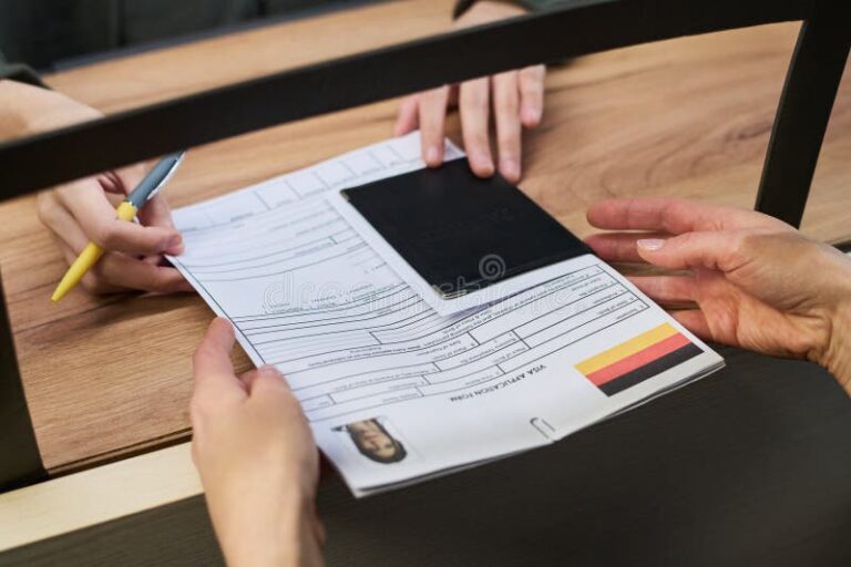manos entregando pasaporte en oficina oficial
