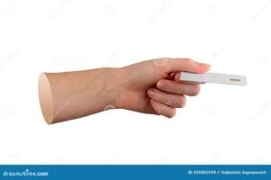 manos entregando tarjeta bancaria en banco