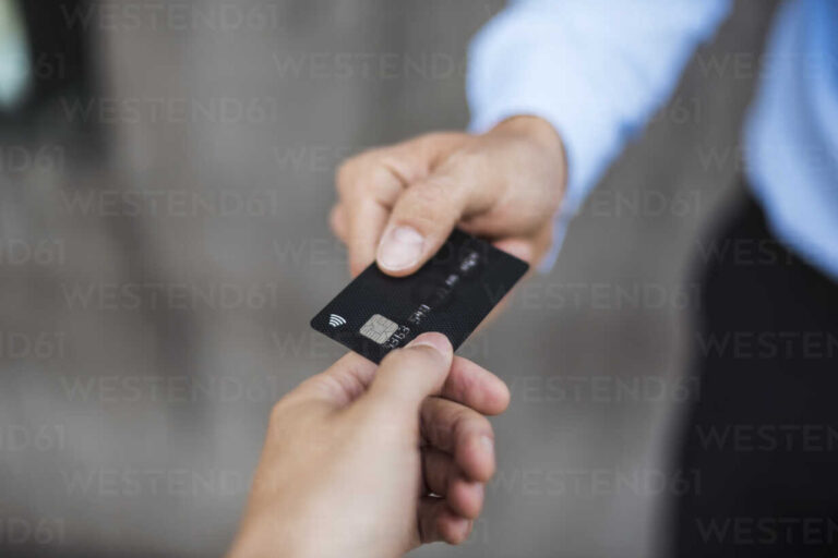 Cómo sacar una tarjeta de crédito aunque estés en buró de crédito