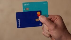 manos entregando tarjeta de debito bbva