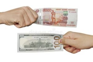 manos intercambiando dinero internacionalmente