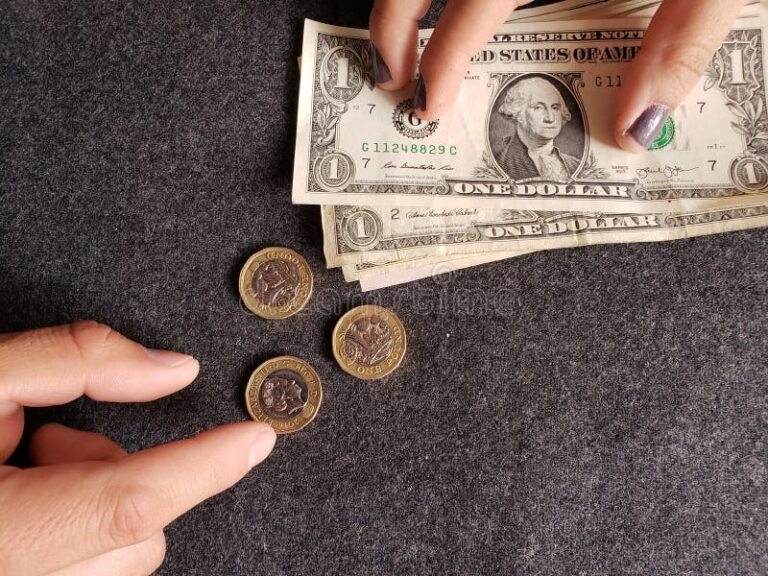 manos intercambiando monedas y billetes