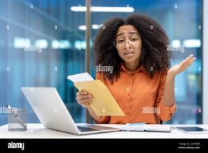 manos rechazando cheque en oficina bancaria