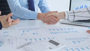 manos revisando documentos financieros empresa