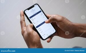 manos revisando transferencia bancaria en celular