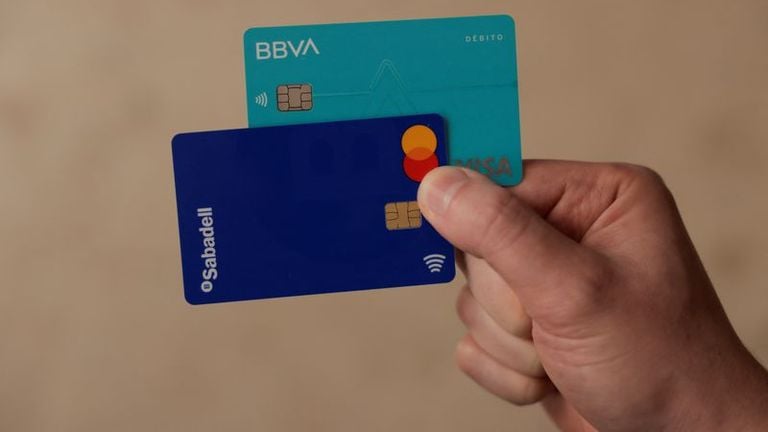 Cómo Puedo Solicitar Mi Tarjeta Física en BBVA Cuenta Digital 2 manos sosteniendo tarjeta bancaria bbva