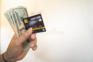 manos sosteniendo tarjeta bancaria estadounidense