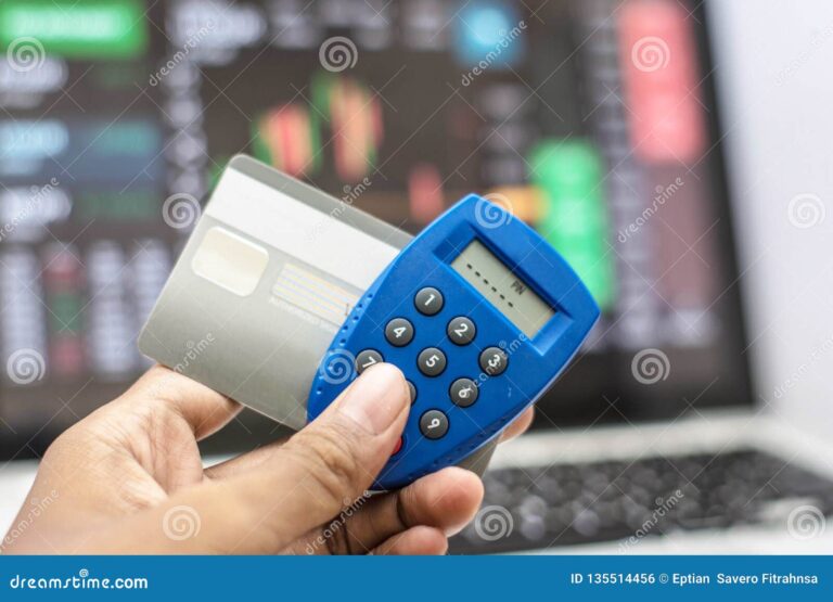 manos sosteniendo tarjeta bancaria y numeros clave